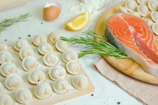 Пельмени из форели (ручная лепка)